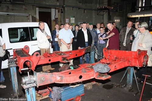 Viele Kluge Gesichter vor den Bauteilen. In der Werkstatt der HSB in Wernigerode am 11. Juli 2009